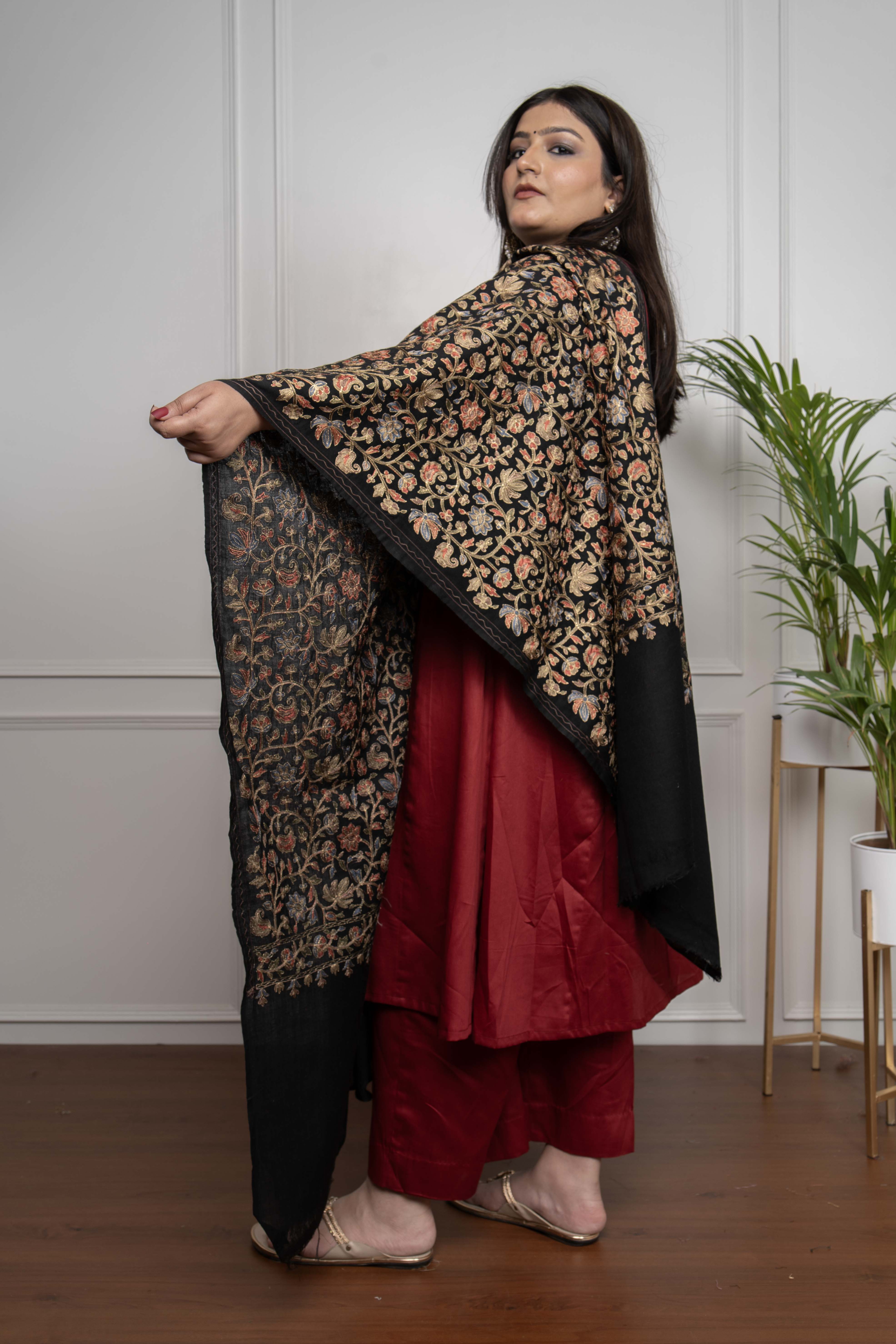 Sadah Black Chinaar Leaf Nalki embroidery Jaal Pattern Fine Wool Blend Stole 