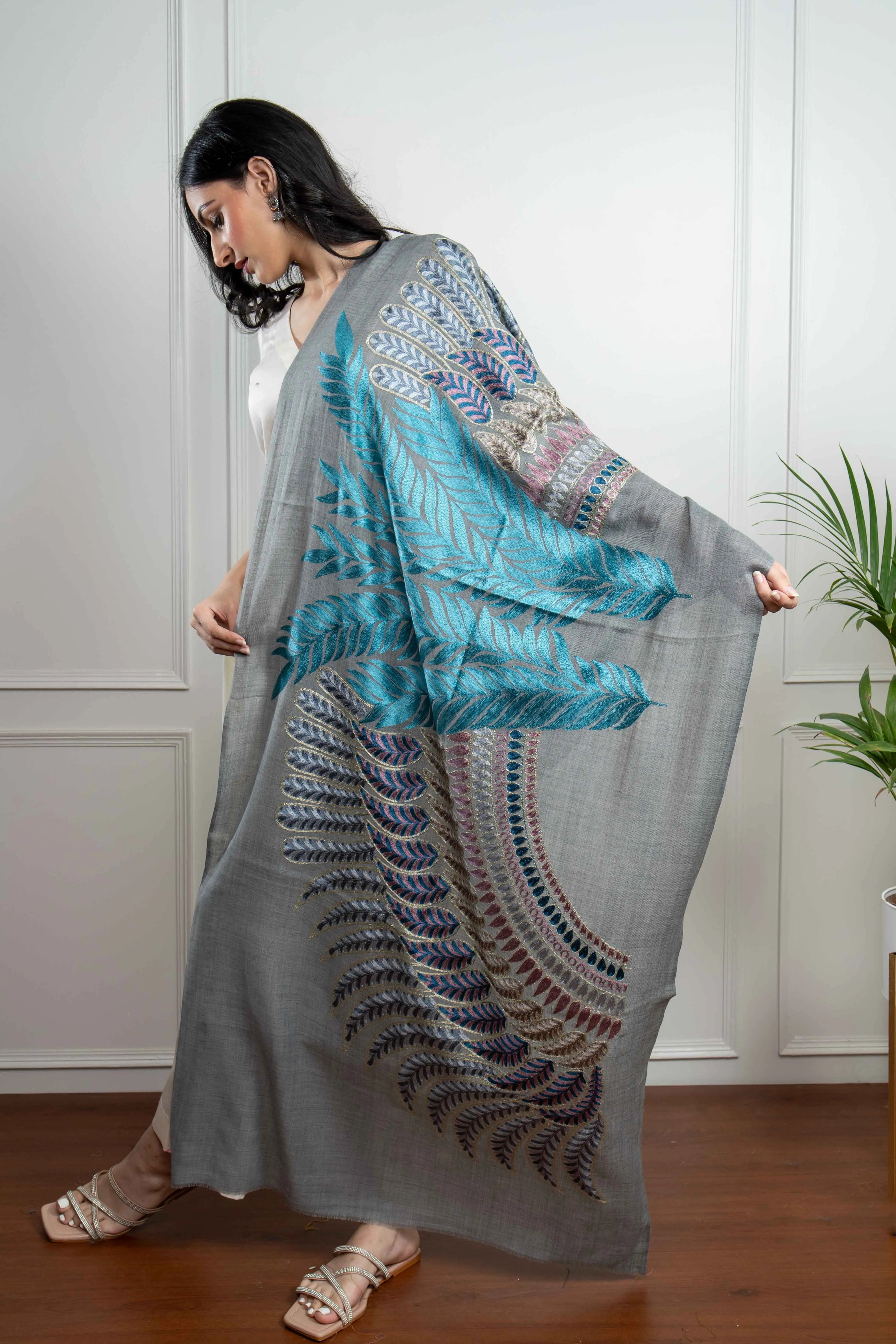 Sadah Women's Grey Wing Motif with Feathers Nalki embroidery Fine Wool Blend Stole