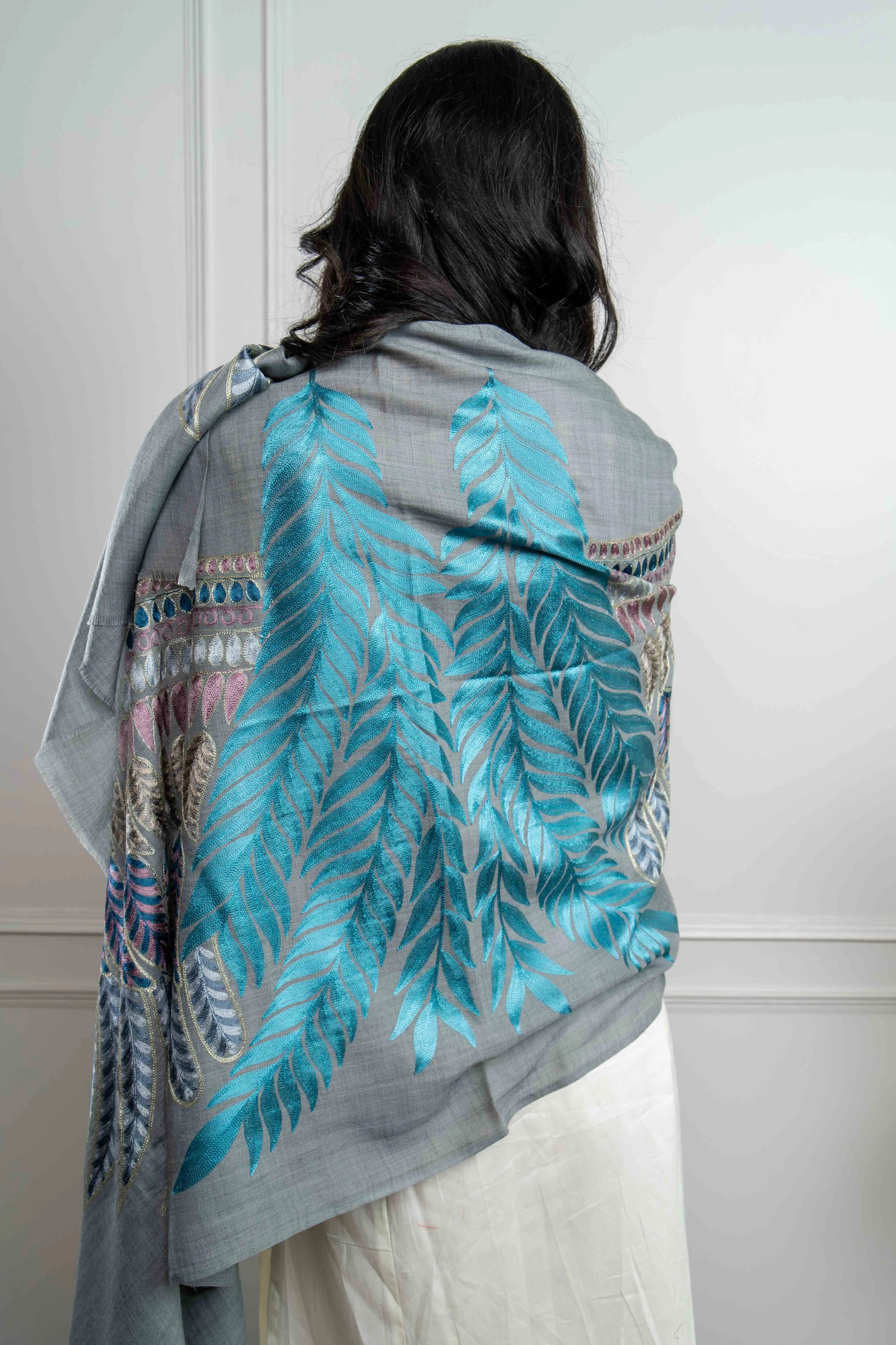 Sadah Women's Grey Wing Motif with Feathers Nalki embroidery Fine Wool Blend Stole